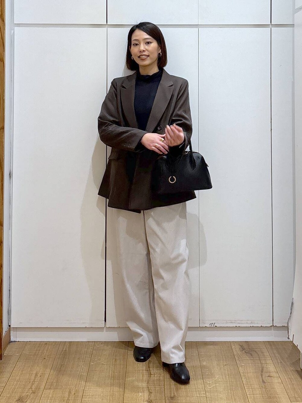 ブラック系のショルダーバッグ、グレー系のその他パンツ、ブラック系のTシャツ/カットソーを着用したレディースの冬コーディネートの4枚目の写真