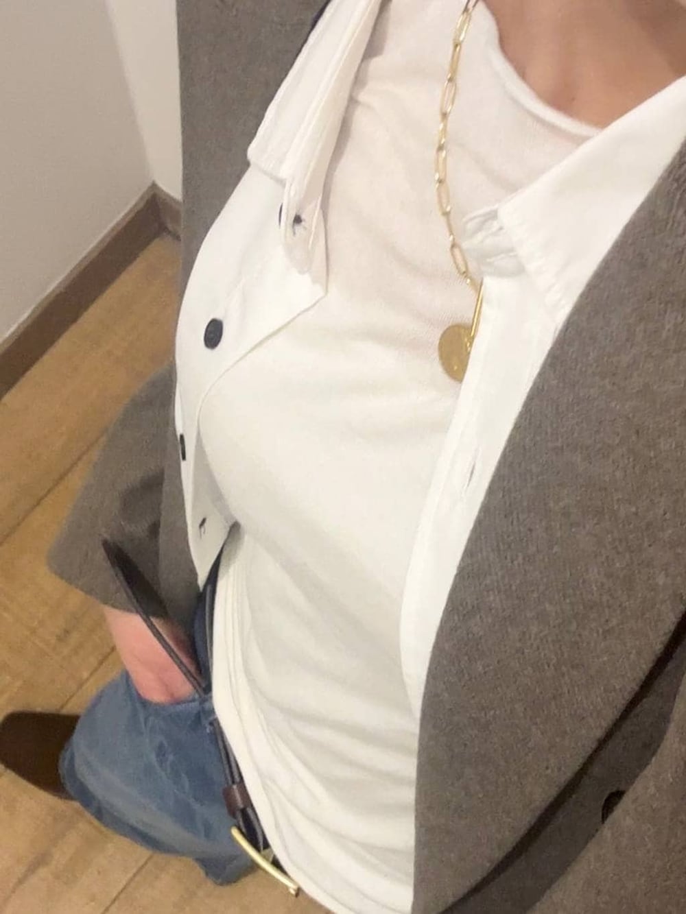 ホワイト系のシャツ/ブラウス、ブラウン系のブーツ、ブルー系のデニムパンツを着用したレディースの冬コーディネートの4枚目の写真