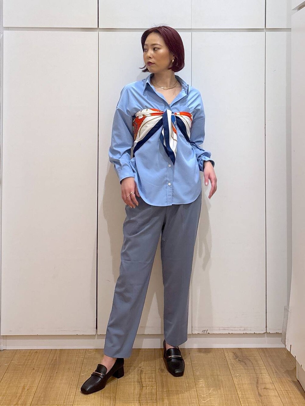 「体型カバー、高見え、高身長、ママコーデ、骨格ストレート、GLOBAL WORK、着痩せ・細見え」|「GLOBAL WORKのウツクシルエットテーパードパンツ/133595(その他パンツ、ブルー系)」を使った、ココさん(レディース・165cm)の春コーディネートの2枚目の写真