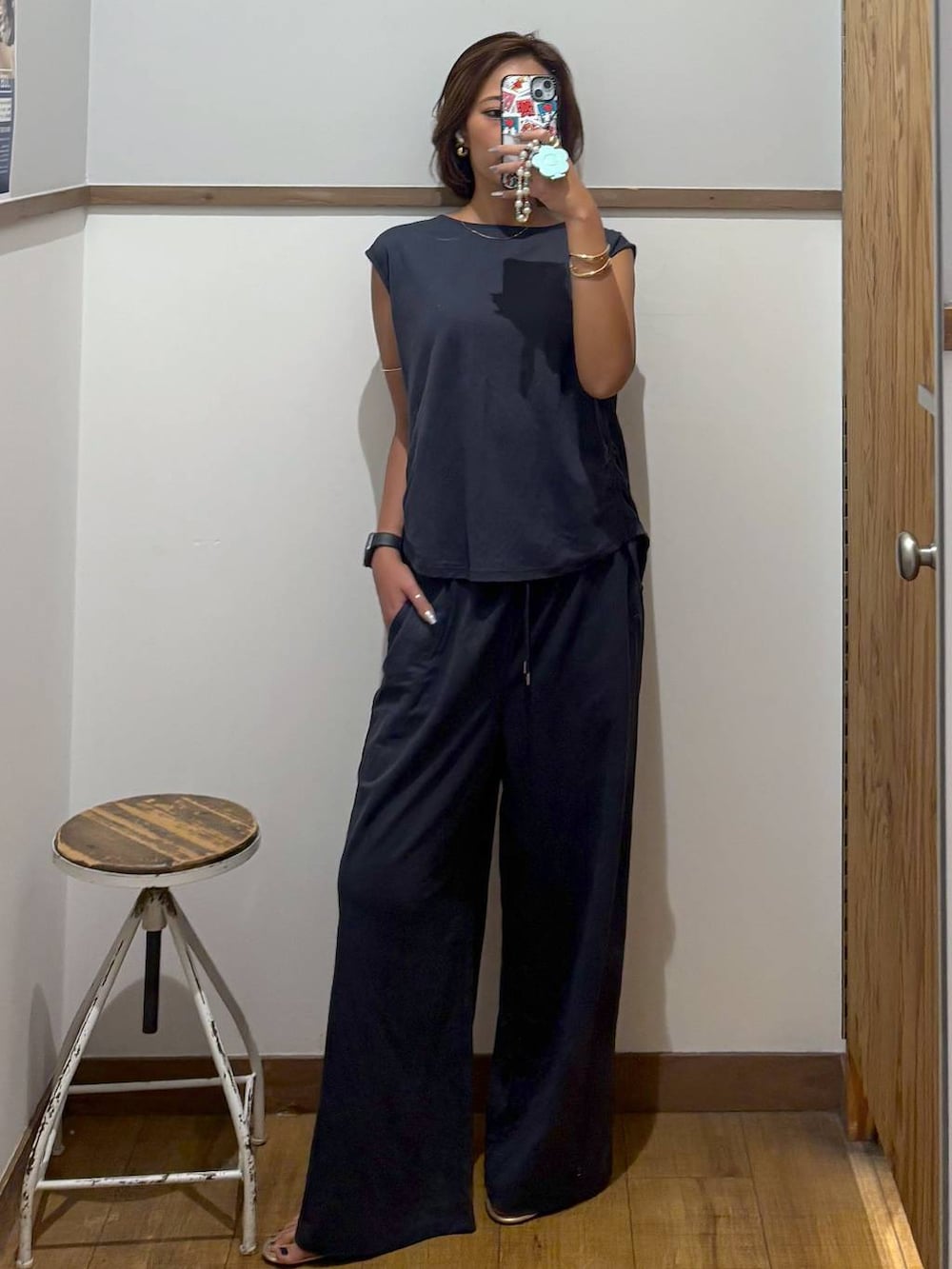 ブルー系のTシャツ/カットソー、ブルー系のその他パンツを着用したレディースの夏コーディネートの6枚目の写真