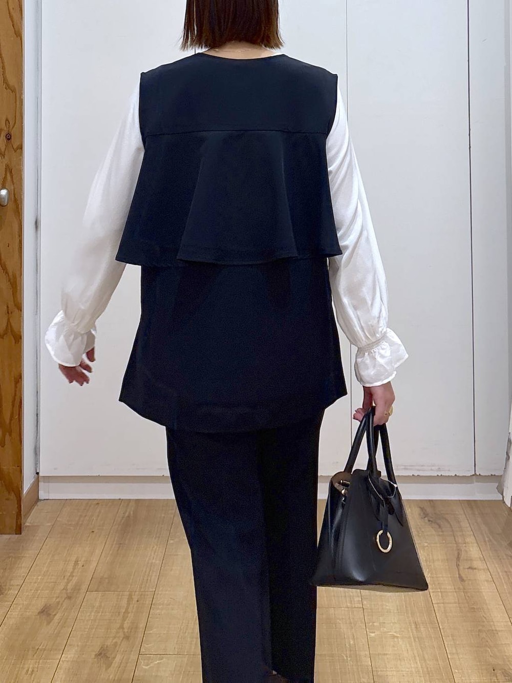 ブラック系のローファー、ブラック系のショルダーバッグ、ブルー系のセットアップを着用したレディースの冬コーディネートの6枚目の写真