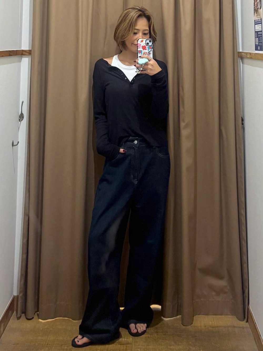 ブラック系のTシャツ/カットソー、ブルー系のデニムパンツを着用したレディースの秋コーディネートの2枚目の写真