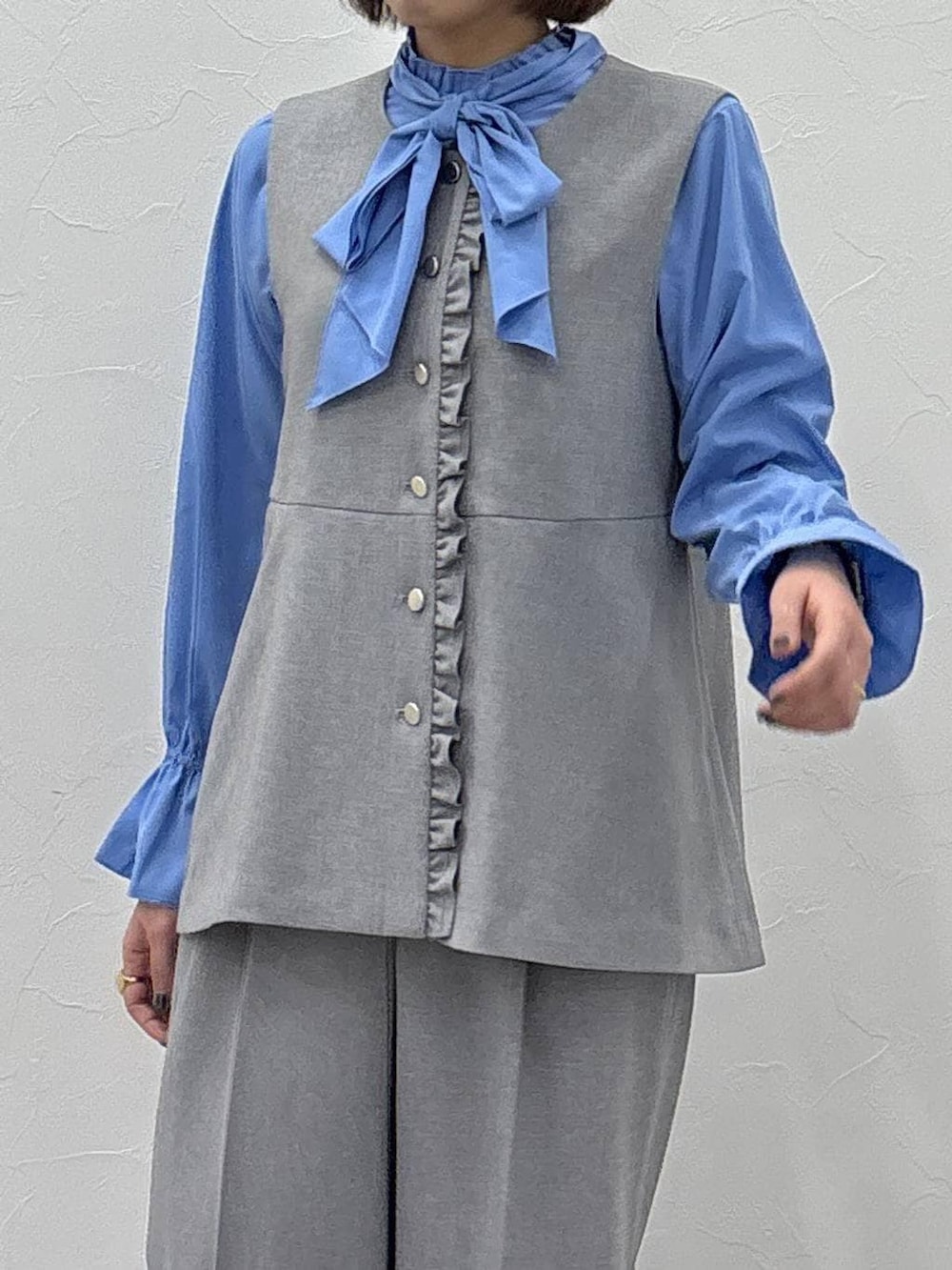 ブラック系のパンプス、グレー系のその他パンツ、グレー系のベストを着用したレディースの冬コーディネートの4枚目の写真