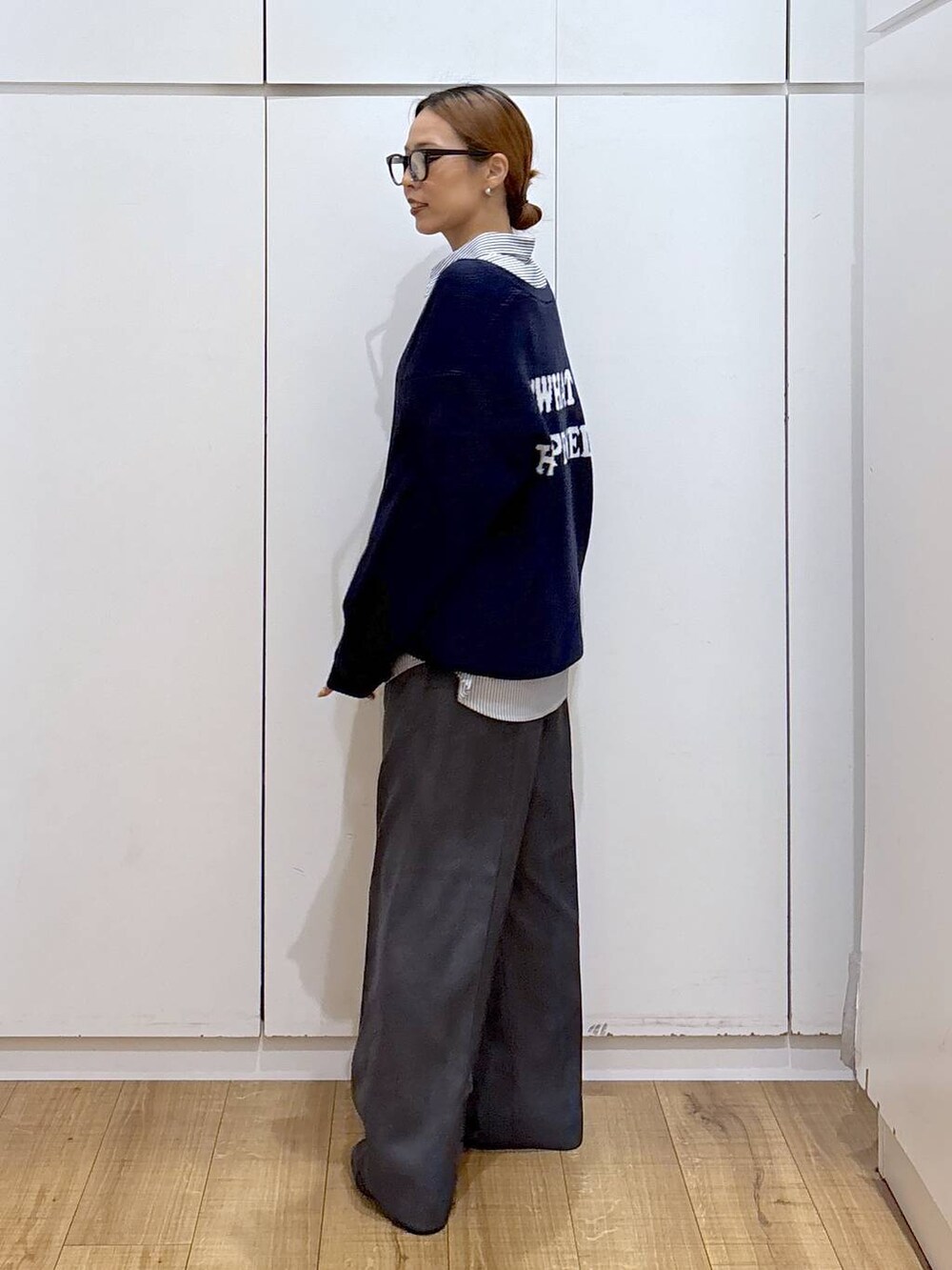 ブラック系のローファー、ブルー系のシャツ/ブラウス、グレー系のその他パンツを着用したレディースの秋コーディネートの3枚目の写真