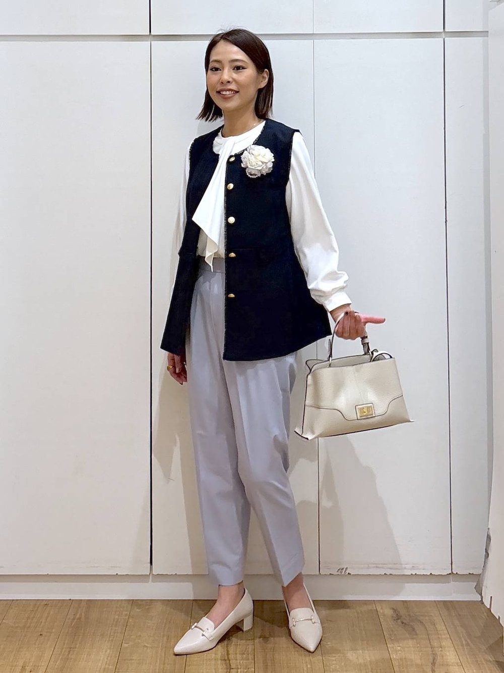 ブルー系のスラックス、ホワイト系のシャツ/ブラウス、ブルー系のその他アウターを着用したレディースの冬コーディネートの7枚目の写真