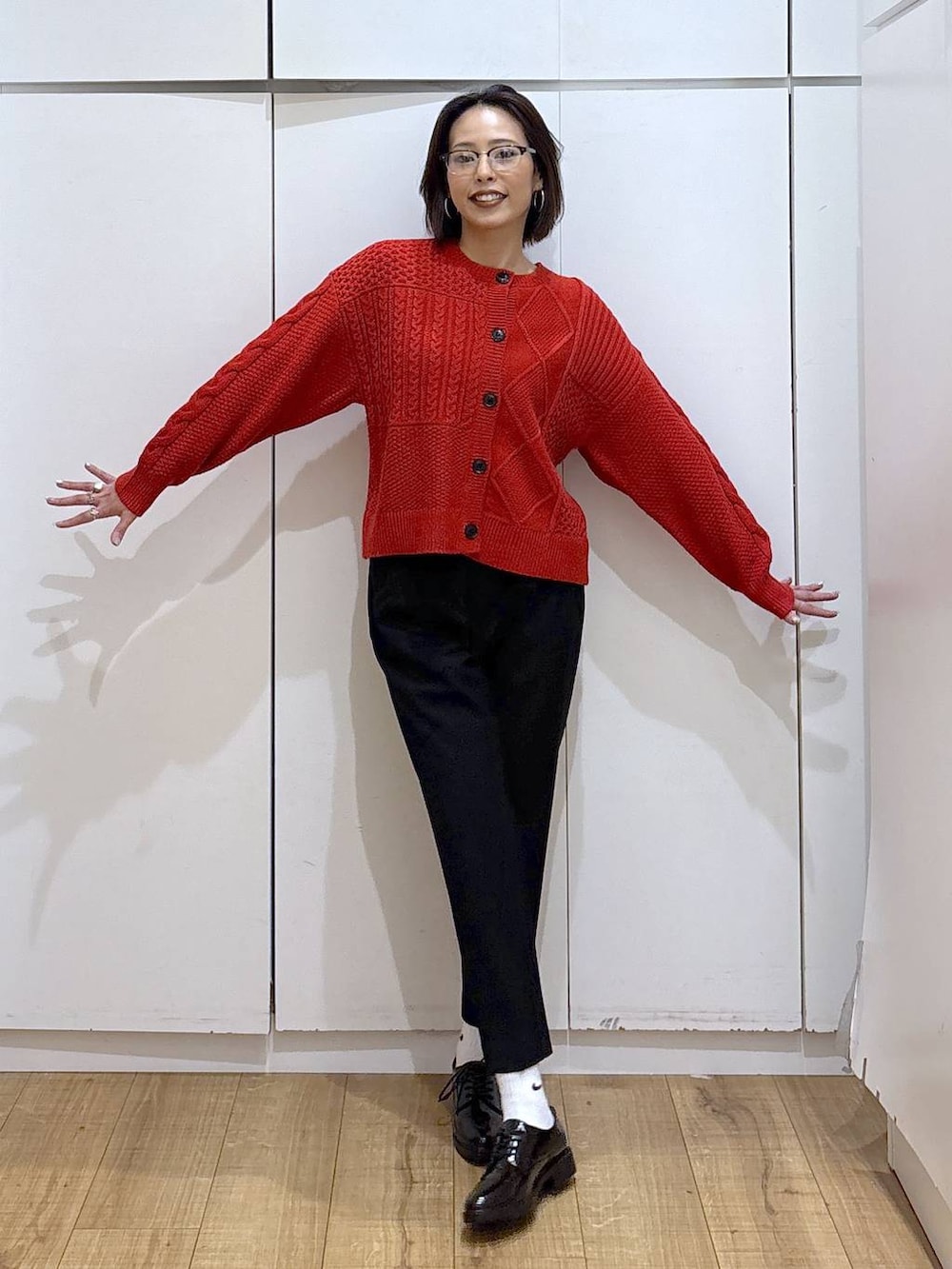 グレー系のチェスターコート、ブラック系のその他パンツ、ブラック系のその他シューズを着用したレディースの秋コーディネートの3枚目の写真