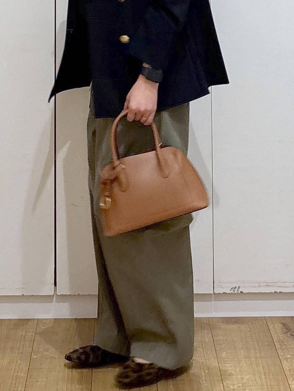 その他のパンプス、ブラウン系のショルダーバッグ、ブルー系のテーラードジャケットを着用したレディースの春コーディネートの5枚目の写真