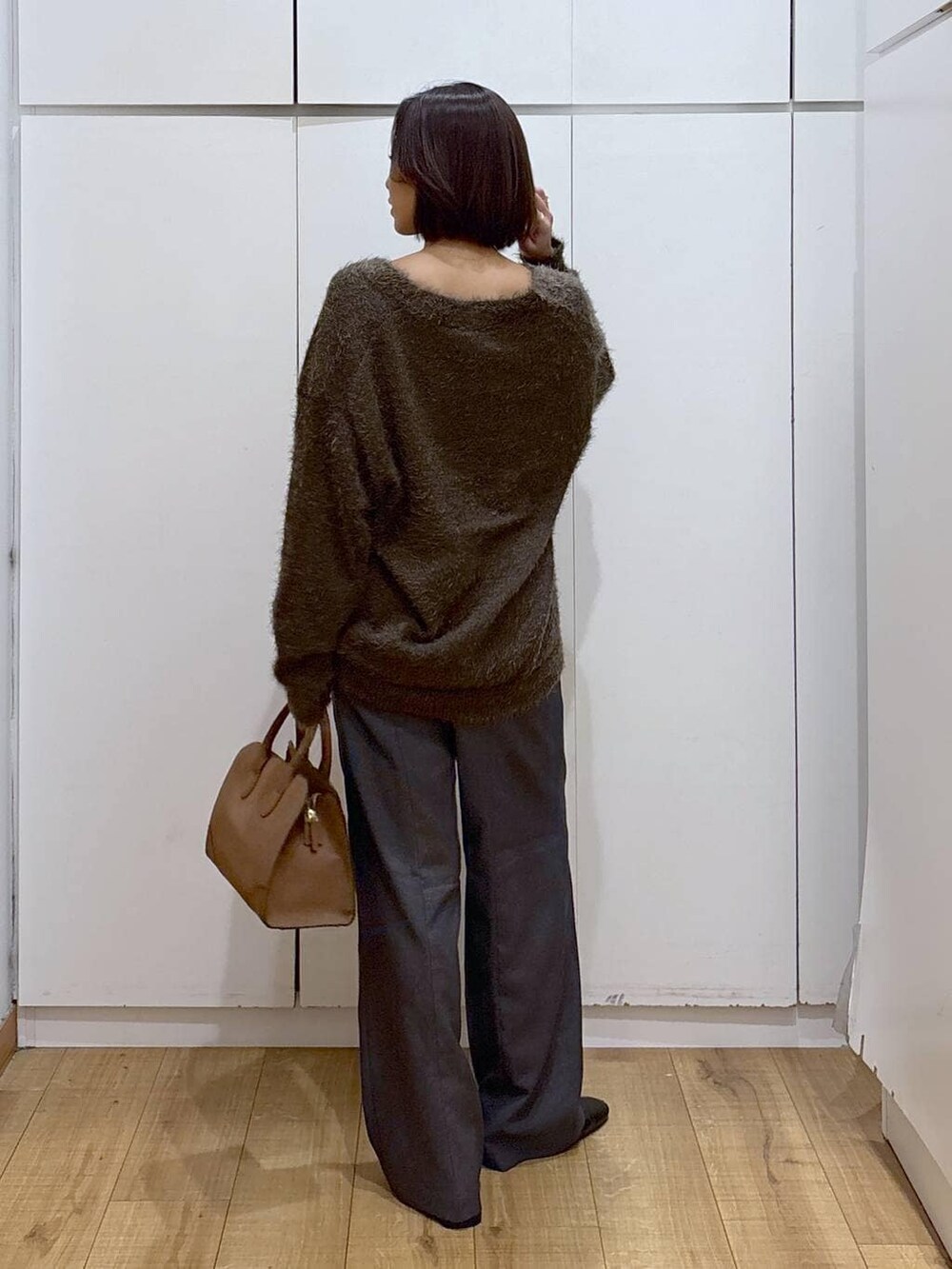 グレー系のその他パンツ、ベージュ系のショルダーバッグ、ブラウン系のカーディガン/ボレロを着用したレディースの秋コーディネートの3枚目の写真
