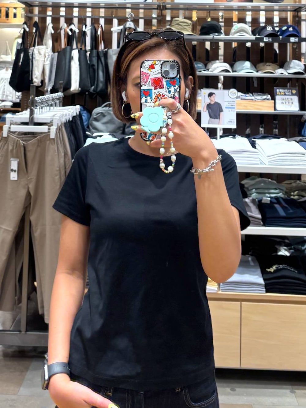 ブルー系のデニムパンツ、ブラック系のTシャツ/カットソーを着用したレディースの夏コーディネートの7枚目の写真