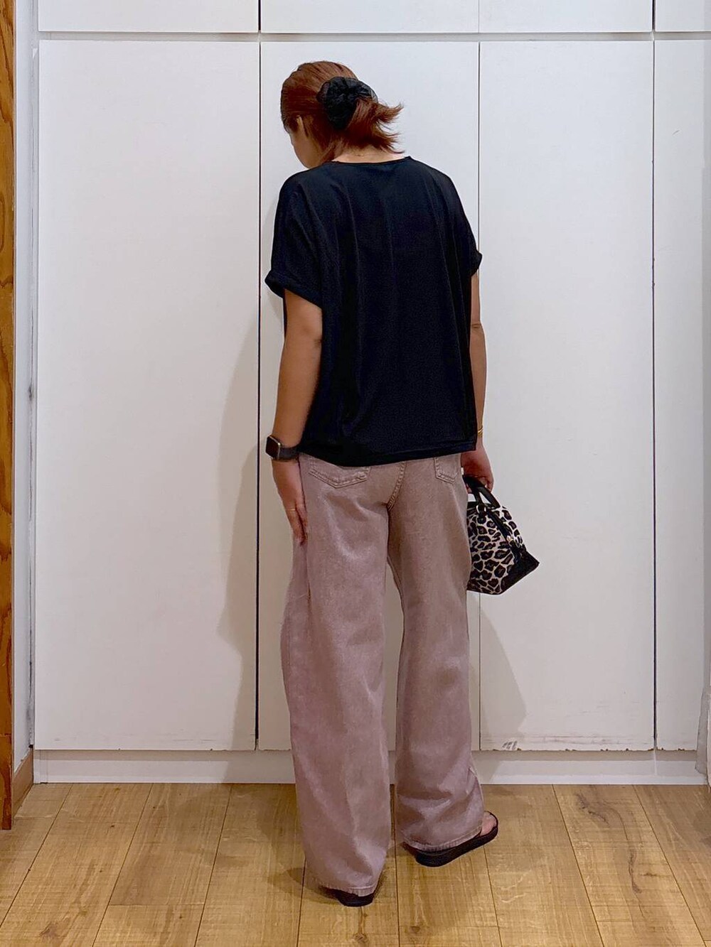 その他のショルダーバッグ、ブラック系のTシャツ/カットソー、ピンク系のデニムパンツを着用したレディースの夏コーディネートの4枚目の写真