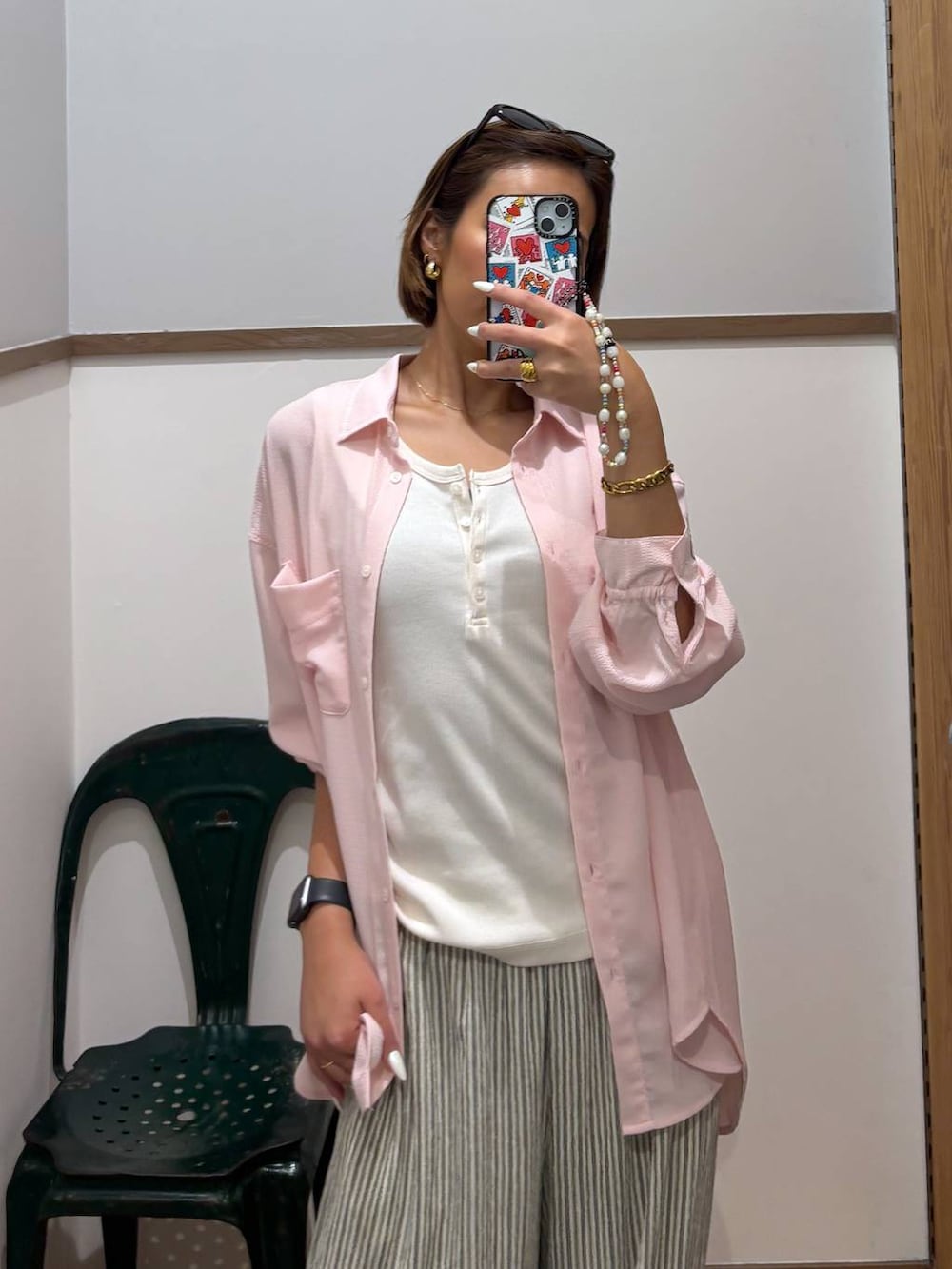 ホワイト系のタンクトップ、ホワイト系のその他パンツ、ブラック系のサンダルを着用したレディースの夏コーディネートの5枚目の写真
