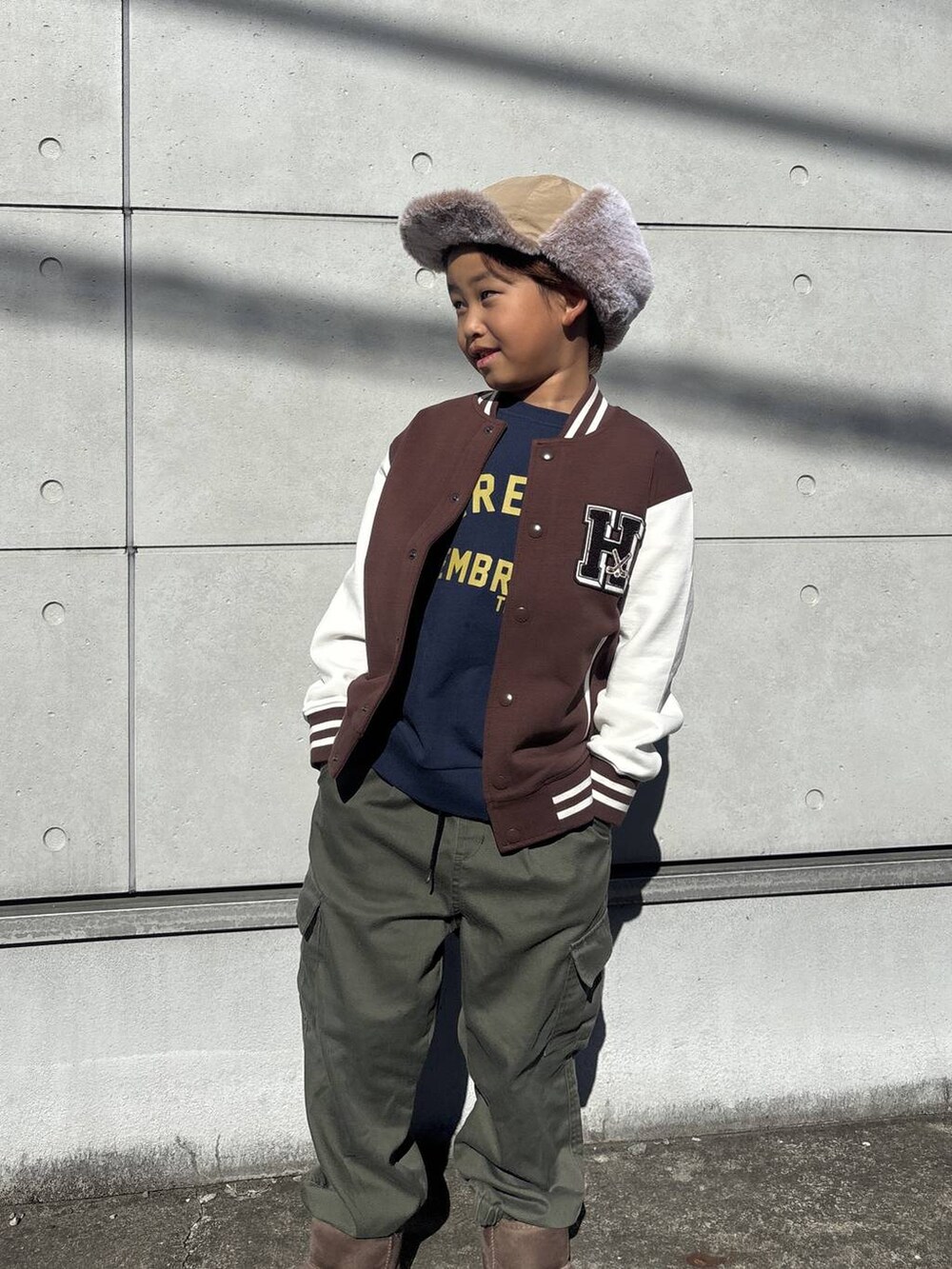 ブルー系のスウェット、グリーン系のカーゴパンツ、ブラウン系のブーツを着用したキッズの秋コーディネートの8枚目の写真