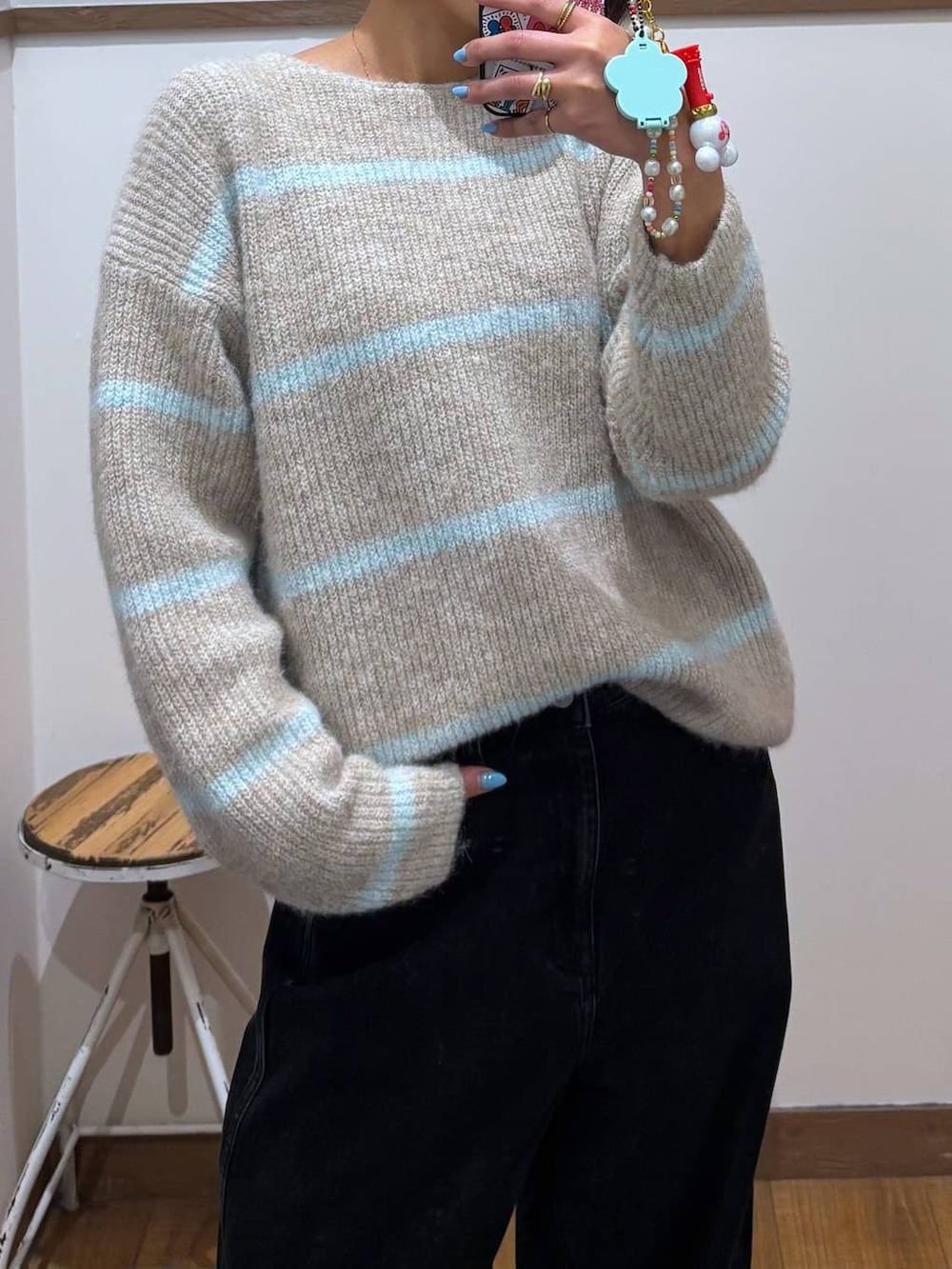 ブラック系のデニムパンツ、ベージュ系のローファー、ベージュ系のニット/セーターを着用したレディースの冬コーディネートの3枚目の写真