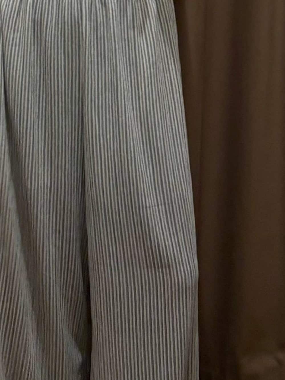ホワイト系のその他パンツ、ホワイト系のTシャツ/カットソーを着用したレディースの夏コーディネートの2枚目の写真