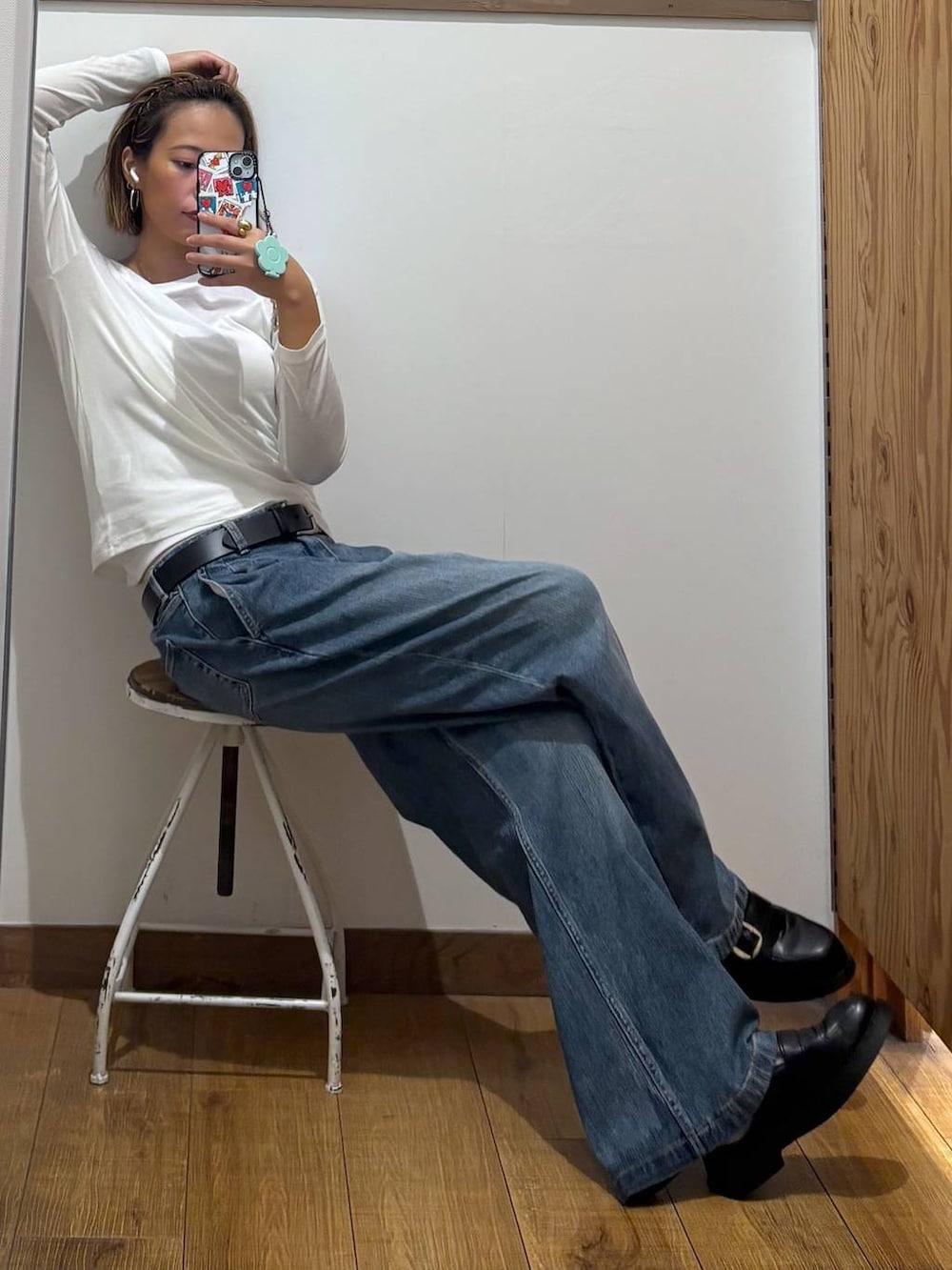 ホワイト系のTシャツ/カットソー、ブラック系のローファー、ホワイト系のキャミソールを着用したレディースの秋コーディネートの4枚目の写真