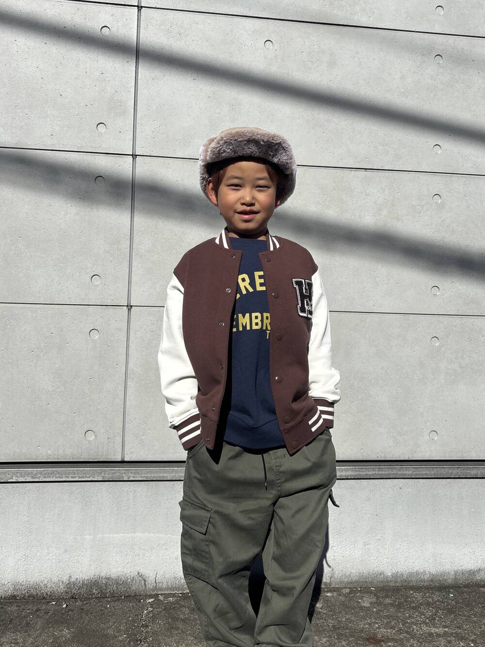 ブルー系のスウェット、グリーン系のカーゴパンツ、ブラウン系のブーツを着用したキッズの秋コーディネートの7枚目の写真