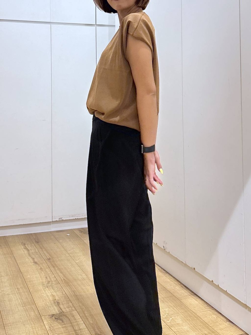ブラック系のその他パンツ、ブラウン系のTシャツ/カットソー、ベージュ系のサンダルを着用したレディースの夏コーディネートの2枚目の写真