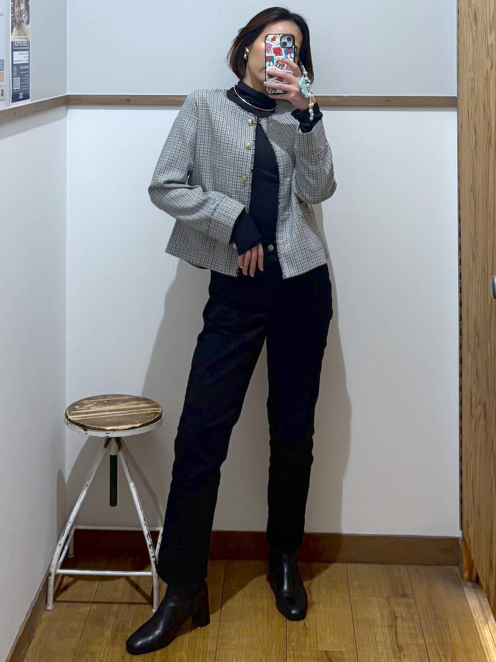 ブラック系のデニムパンツ、ブラック系のTシャツ/カットソー、ホワイト系のテーラードジャケットを着用したレディースの冬コーディネートの3枚目の写真