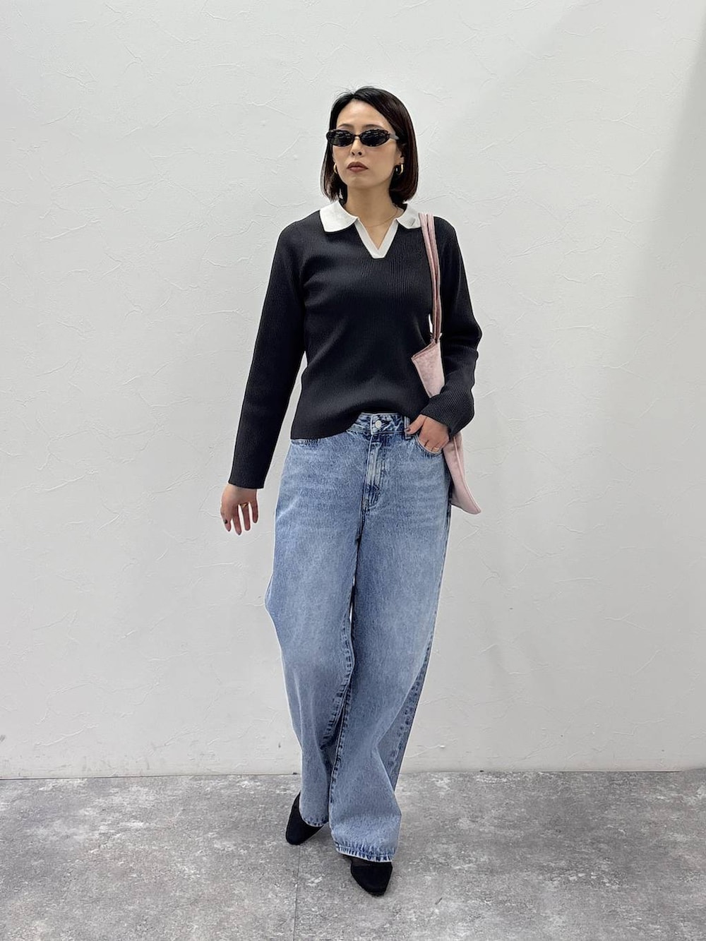 ピンク系のトートバッグ、グレー系のニット/セーター、ゴールド系のピアス（両耳用）を着用したレディースの冬コーディネートの7枚目の写真