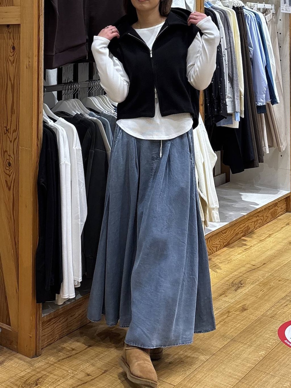 ブルー系のデニムスカートを着用したレディースの冬コーディネートの5枚目の写真