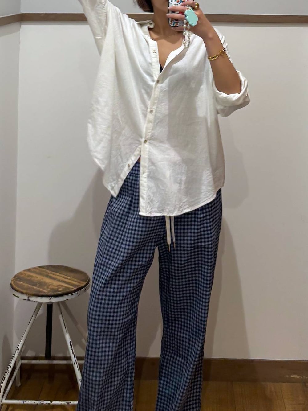 ホワイト系のシャツ/ブラウス、ブルー系のその他パンツを着用したレディースの夏コーディネートの4枚目の写真