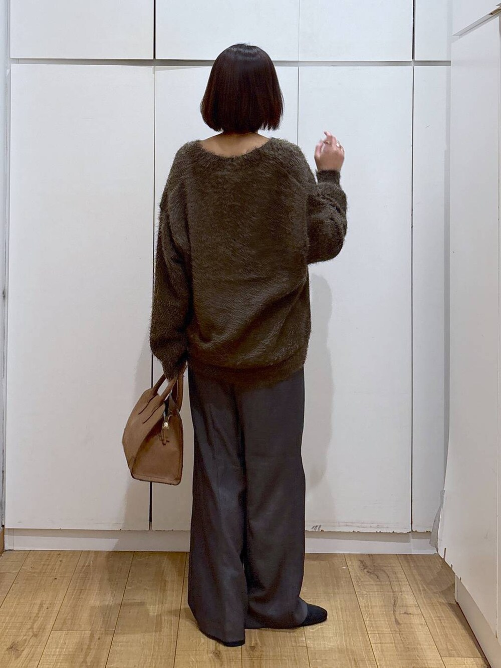 グレー系のその他パンツ、ベージュ系のショルダーバッグ、ブラウン系のカーディガン/ボレロを着用したレディースの秋コーディネートの4枚目の写真