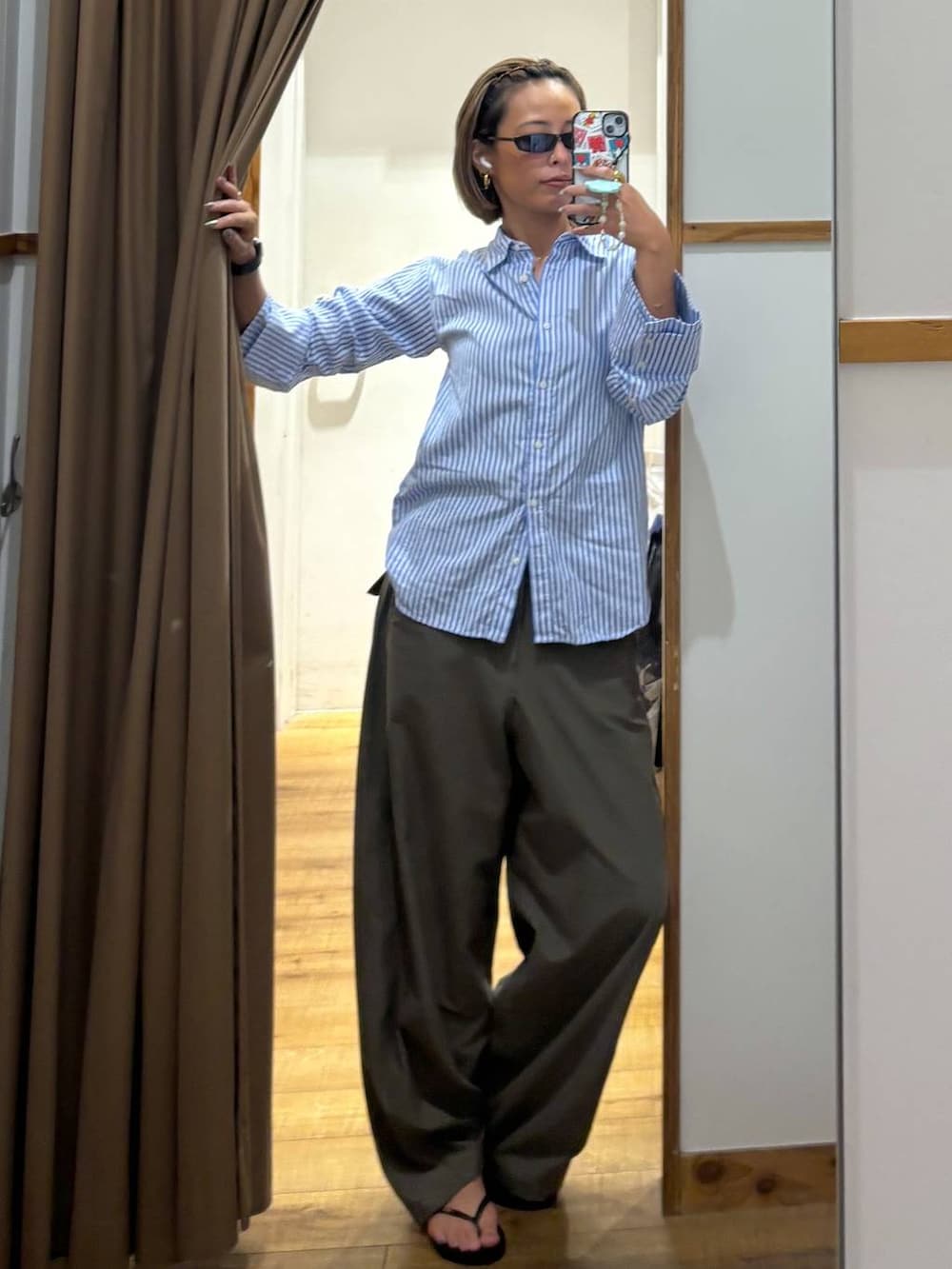 ブラック系のキャミソール、ブルー系のシャツ/ブラウス、グリーン系のその他パンツを着用したレディースの秋コーディネートの2枚目の写真