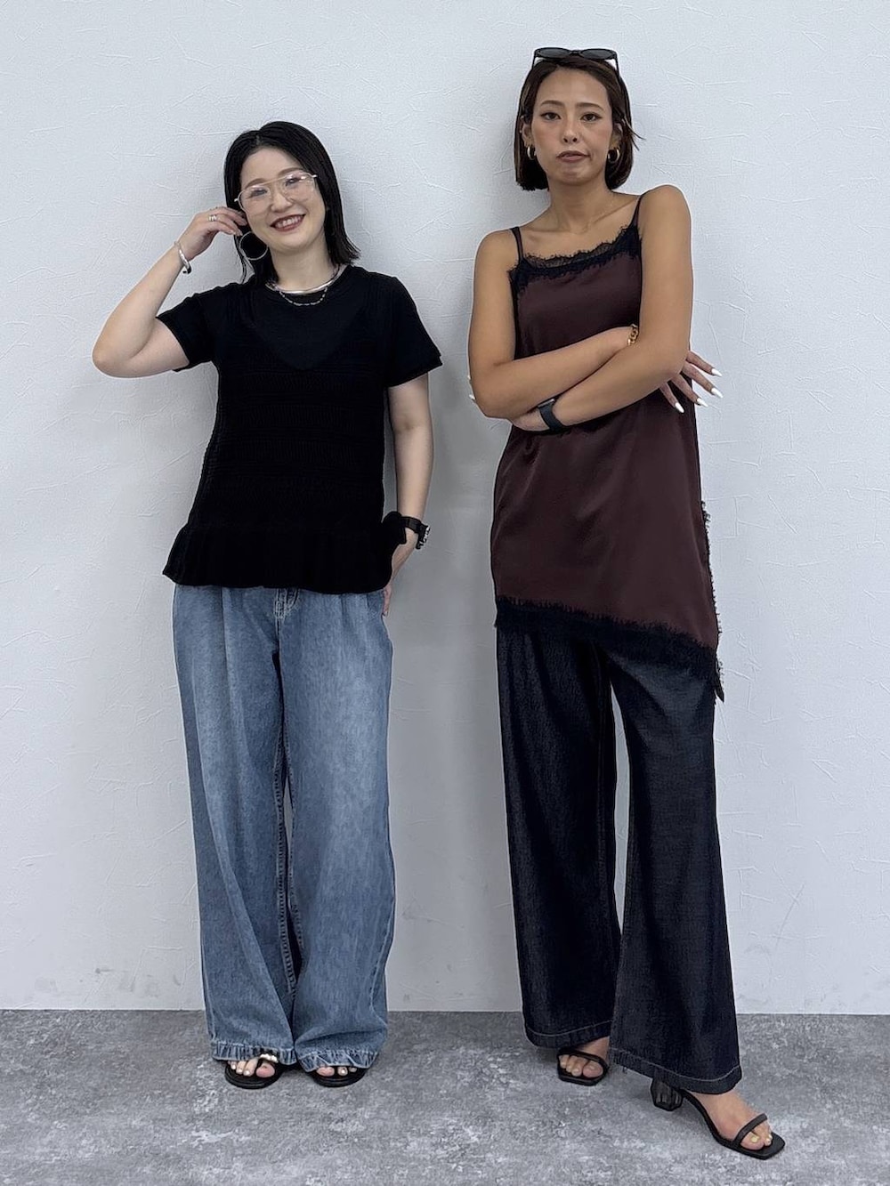 ブラック系のサンダル、ブラック系のベスト、ブラック系のTシャツ/カットソーを着用したレディースの夏コーディネートの4枚目の写真
