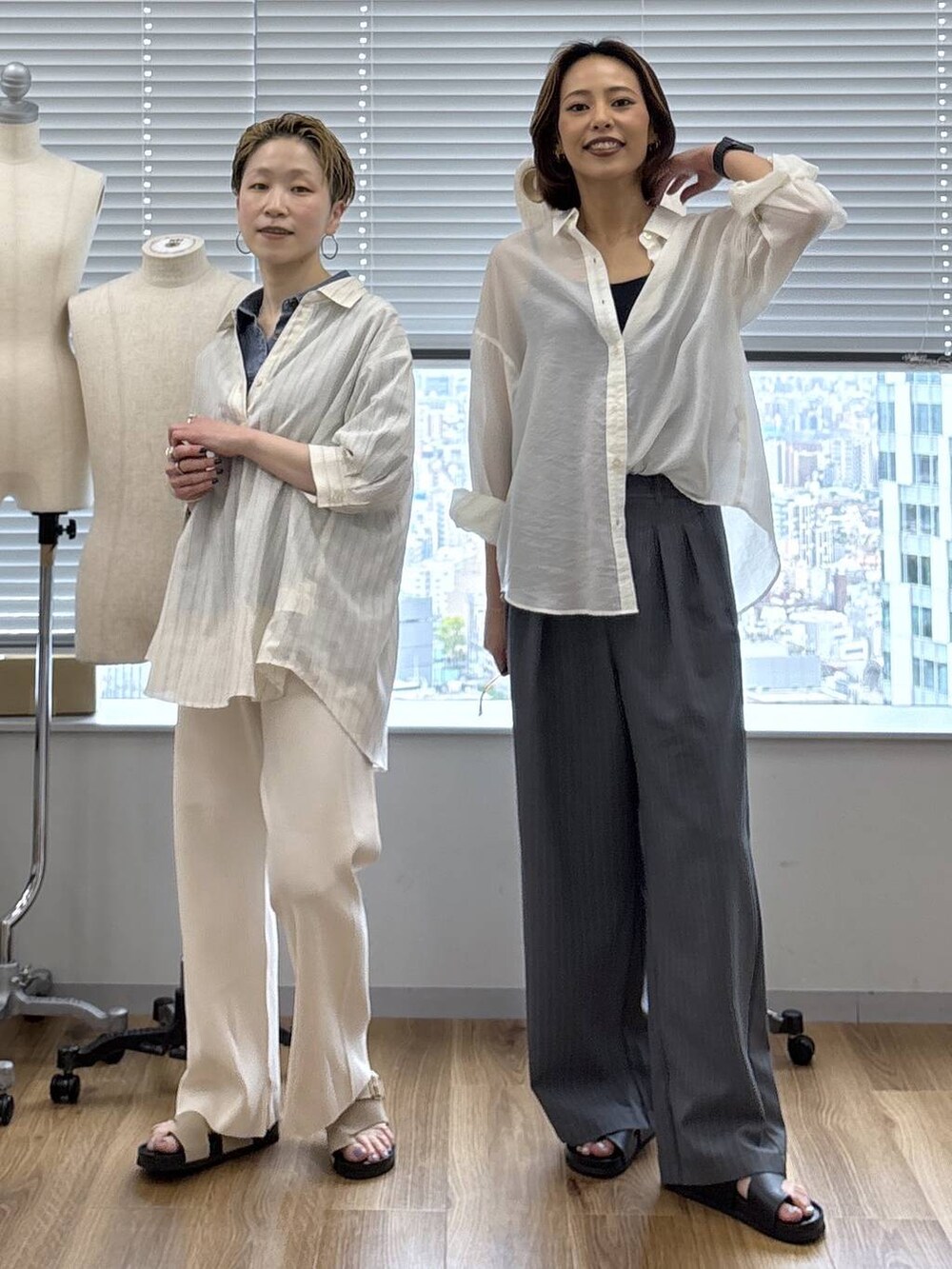 ホワイト系のキャミソール、グレー系のその他パンツ、ホワイト系のシャツ/ブラウスを着用したレディースの春コーディネートの2枚目の写真