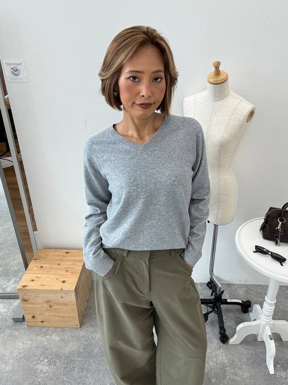 グリーン系のその他パンツを着用したレディースの秋コーディネートの5枚目の写真