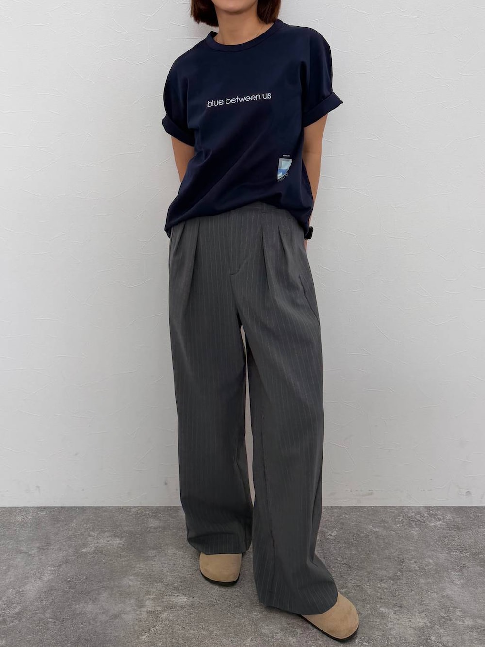 グレー系のその他パンツ、ブルー系のTシャツ/カットソーを着用したレディースの春コーディネートの3枚目の写真