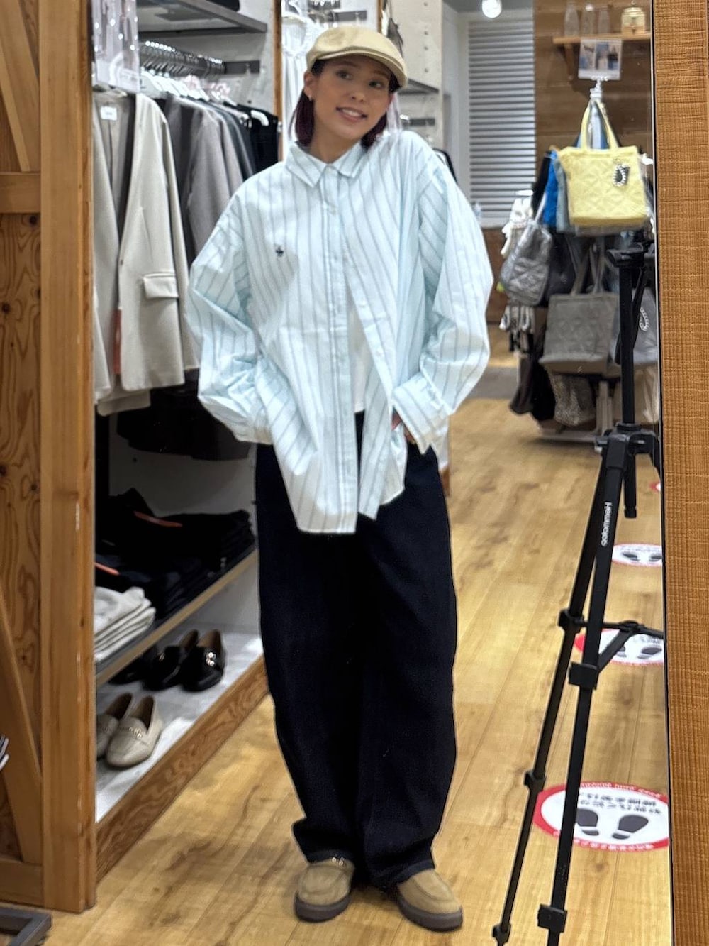 ベージュ系のローファー、ブルー系のデニムパンツを着用したレディースの春コーディネートの2枚目の写真