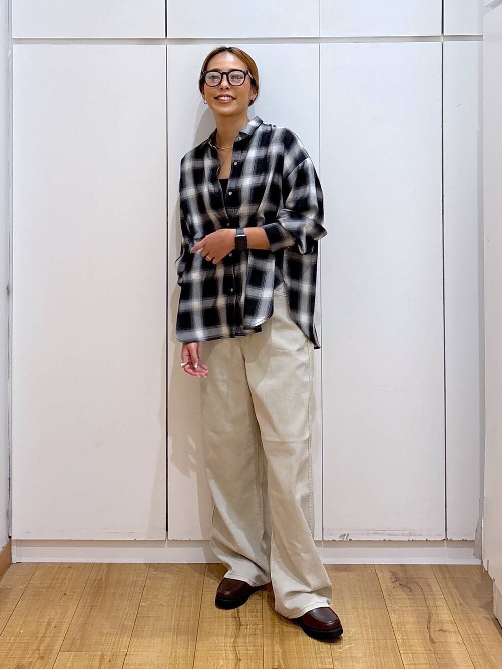 ブラウン系のローファー、ブラック系のキャミソール、ブラック系のシャツ/ブラウスを着用したレディースの秋コーディネートの2枚目の写真