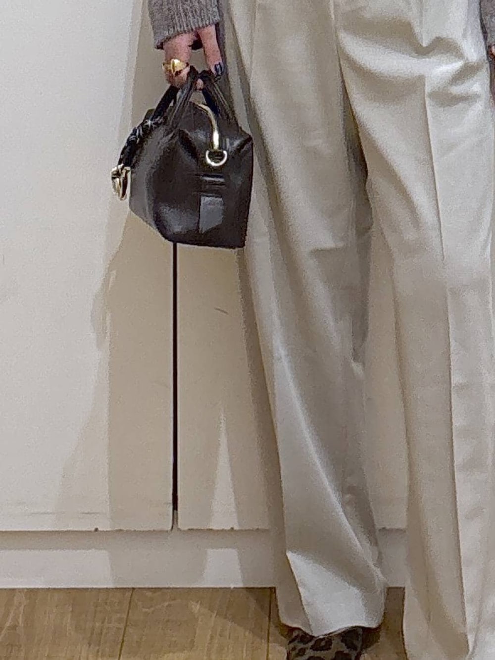 その他のパンプス、ベージュ系のスラックス、ブラウン系のボストンバッグを着用したレディースの春コーディネートの4枚目の写真