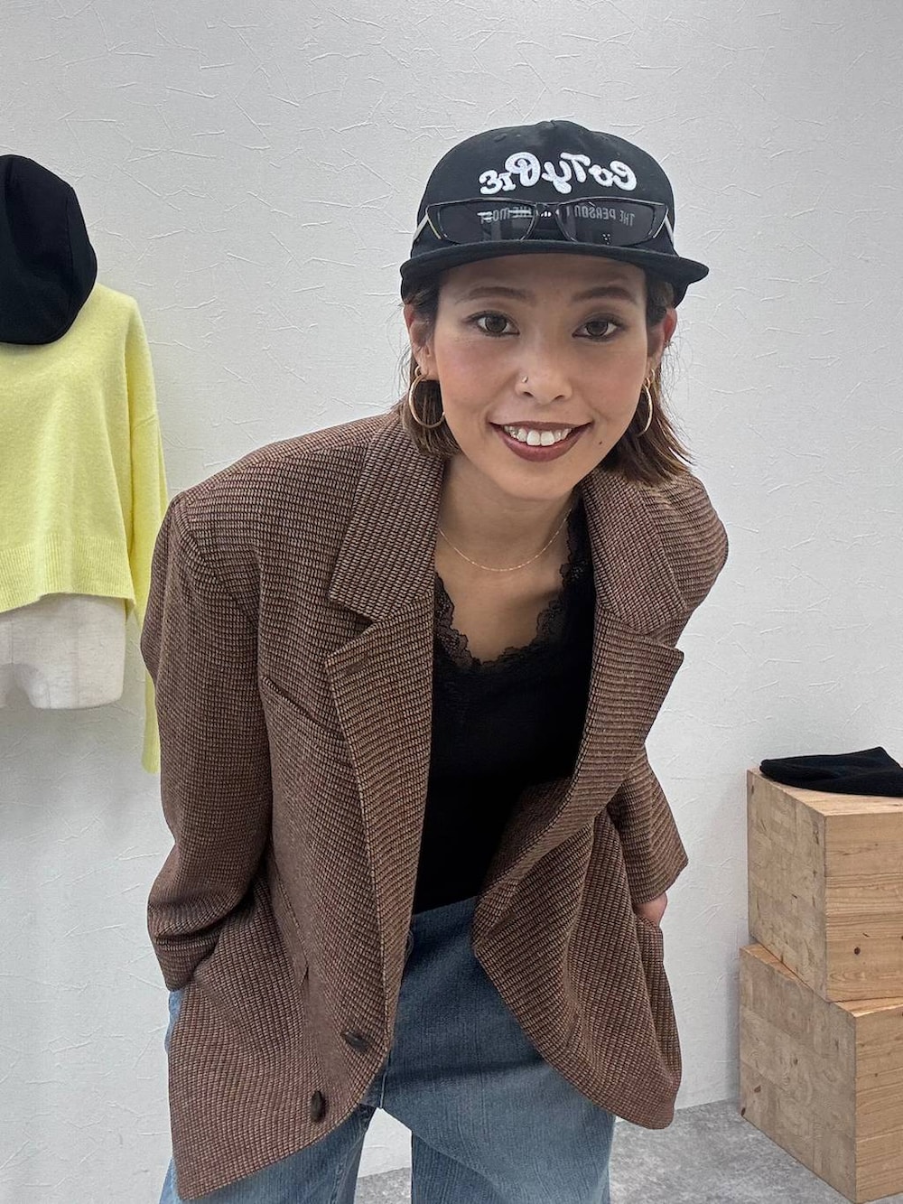 ブラウン系のローファー、ブラウン系のテーラードジャケット、ブラック系のTシャツ/カットソーを着用したレディースの秋コーディネートの8枚目の写真