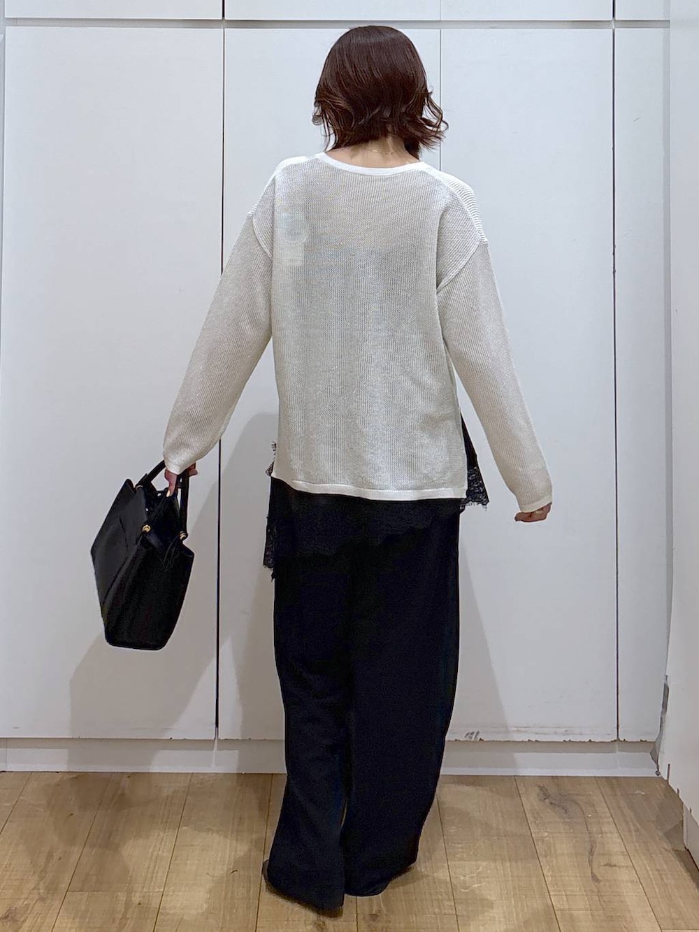 ブラック系のパンプス、ブラック系のトートバッグ、ブラック系のキャミソールを着用したレディースの春コーディネートの7枚目の写真