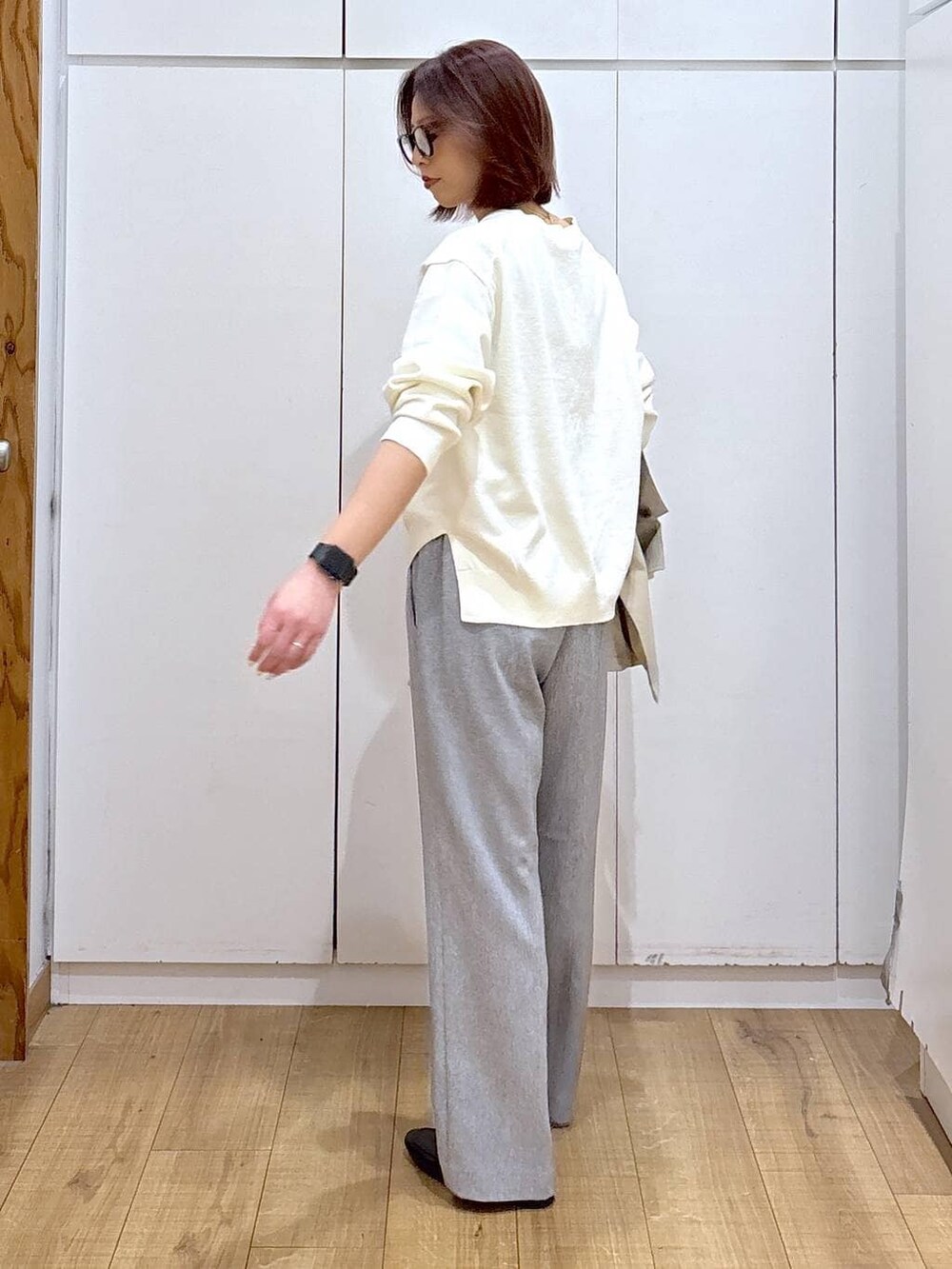 ブラック系のローファー、グレー系のその他パンツ、ベージュ系のステンカラーコートを着用したレディースの春コーディネートの3枚目の写真