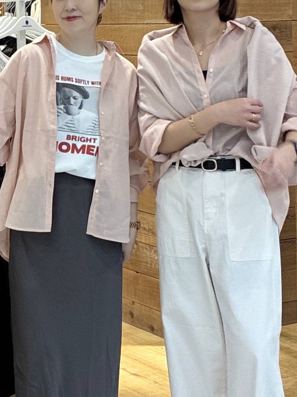 ブラック系のローファー、ピンク系のシャツ/ブラウス、ピンク系のニット/セーターを着用したレディースの春コーディネートの2枚目の写真