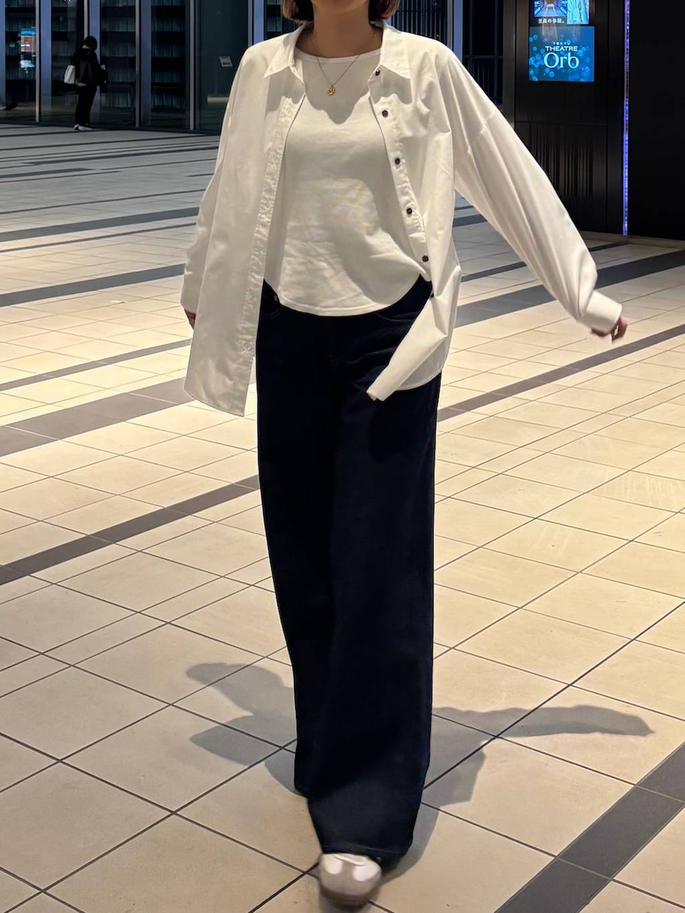 ホワイト系のシャツ/ブラウスを着用したレディースの春コーディネートの5枚目の写真