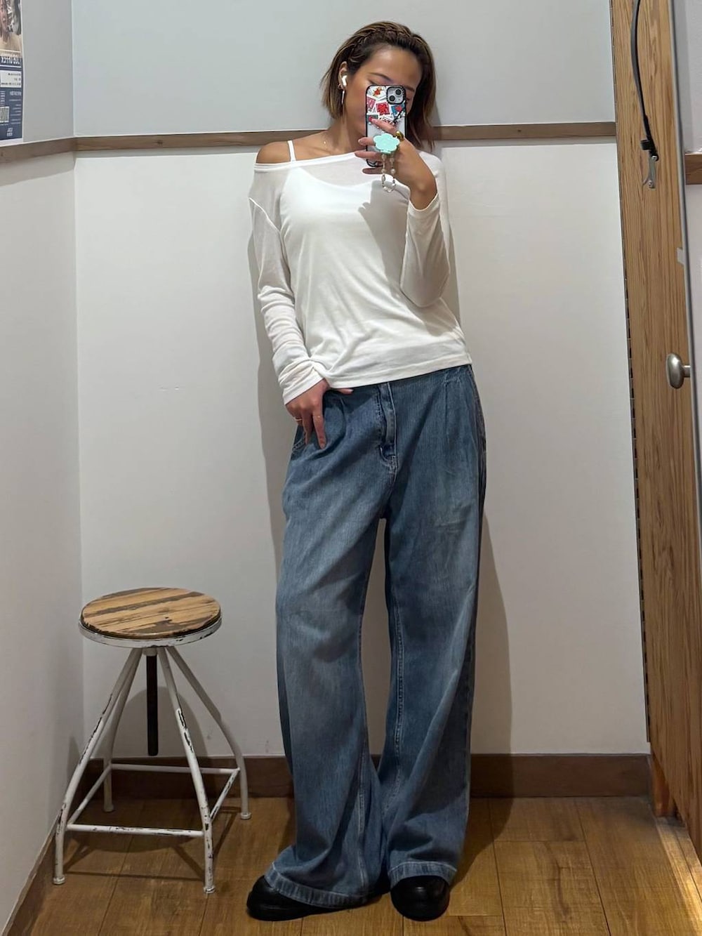 ホワイト系のTシャツ/カットソー、ブラック系のローファー、ホワイト系のキャミソールを着用したレディースの秋コーディネートの2枚目の写真