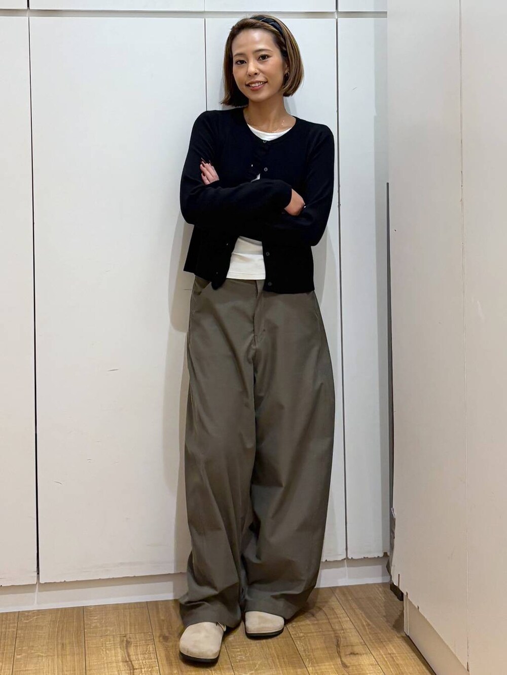 ブラック系のカーディガン/ボレロ、グリーン系のその他パンツ、ブラック系のカチューシャを着用したレディースの秋コーディネートの2枚目の写真