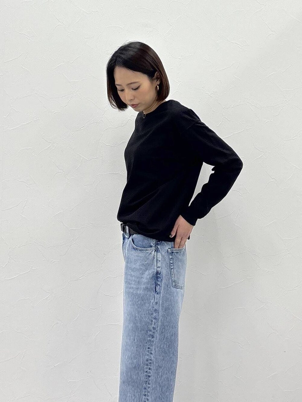 ブラック系のブーツ、ゴールド系のピアス（両耳用）、ゴールド系のリングを着用したレディースの冬コーディネートの6枚目の写真