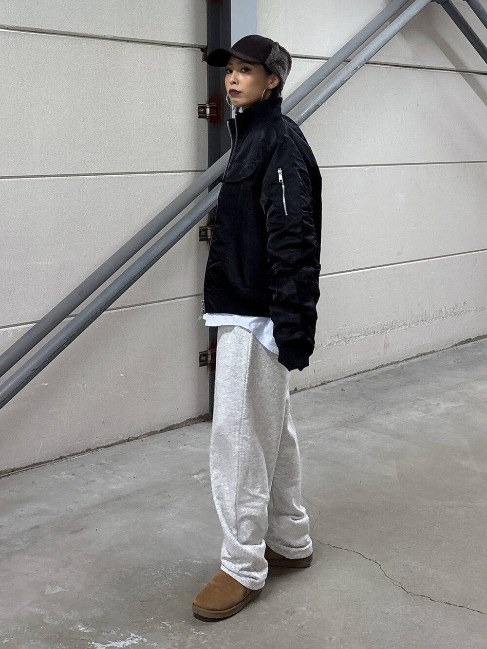 グレー系のスウェット、ブルー系のシャツ/ブラウス、ブラウン系のキャップを着用したレディースの秋コーディネートの3枚目の写真