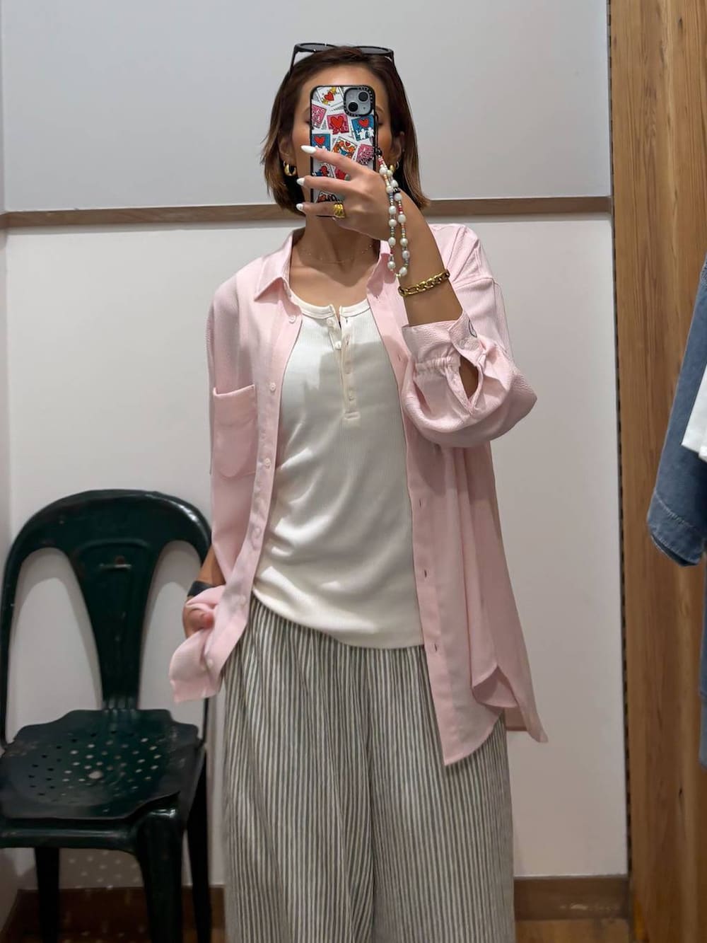 ホワイト系のタンクトップ、ホワイト系のその他パンツ、ブラック系のサンダルを着用したレディースの夏コーディネートの6枚目の写真