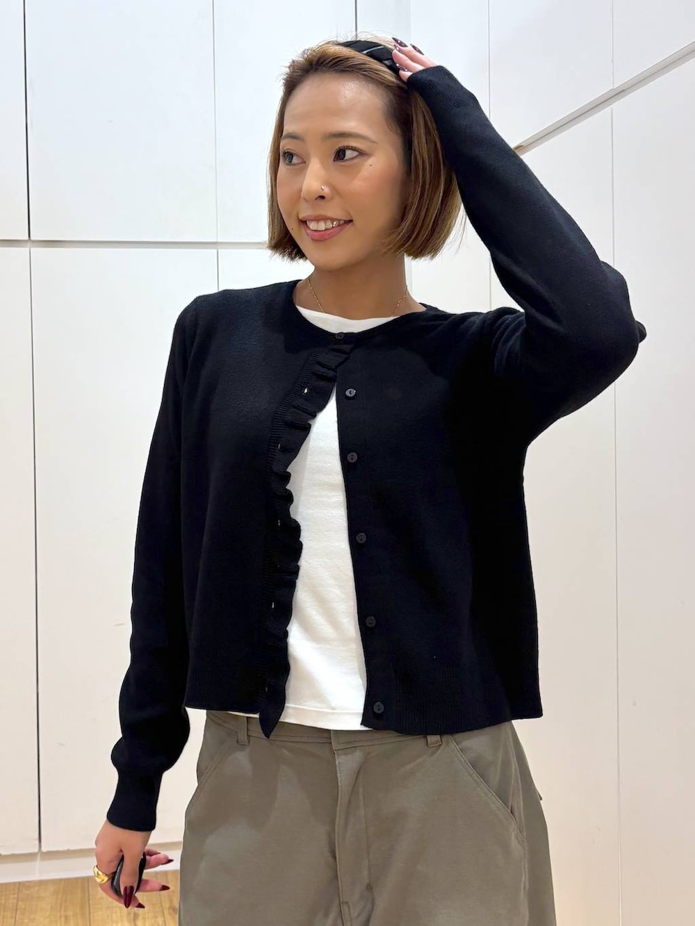 ブラック系のカーディガン/ボレロ、グリーン系のその他パンツ、ブラック系のカチューシャを着用したレディースの秋コーディネートの7枚目の写真