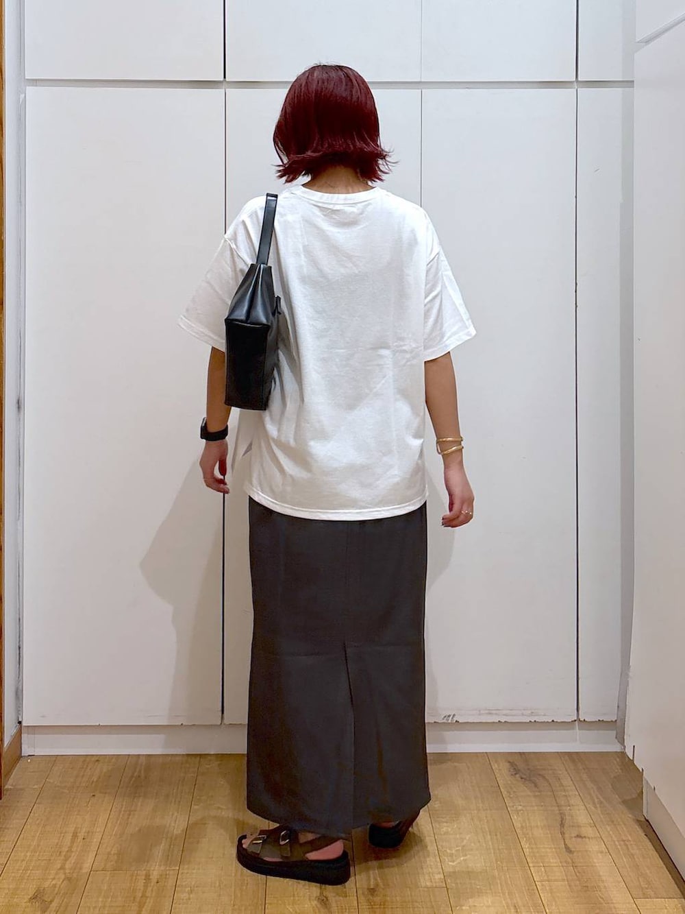 「体型カバー、高見え、高身長、ママコーデ、骨格ストレート、GLOBAL WORK、着痩せ・細見え」|「GLOBAL WORKのスペ軽ベルトショルダー/250393(ショルダーバッグ、ブラック系)」を使った、ココさん(レディース・165cm)の春コーディネートの3枚目の写真