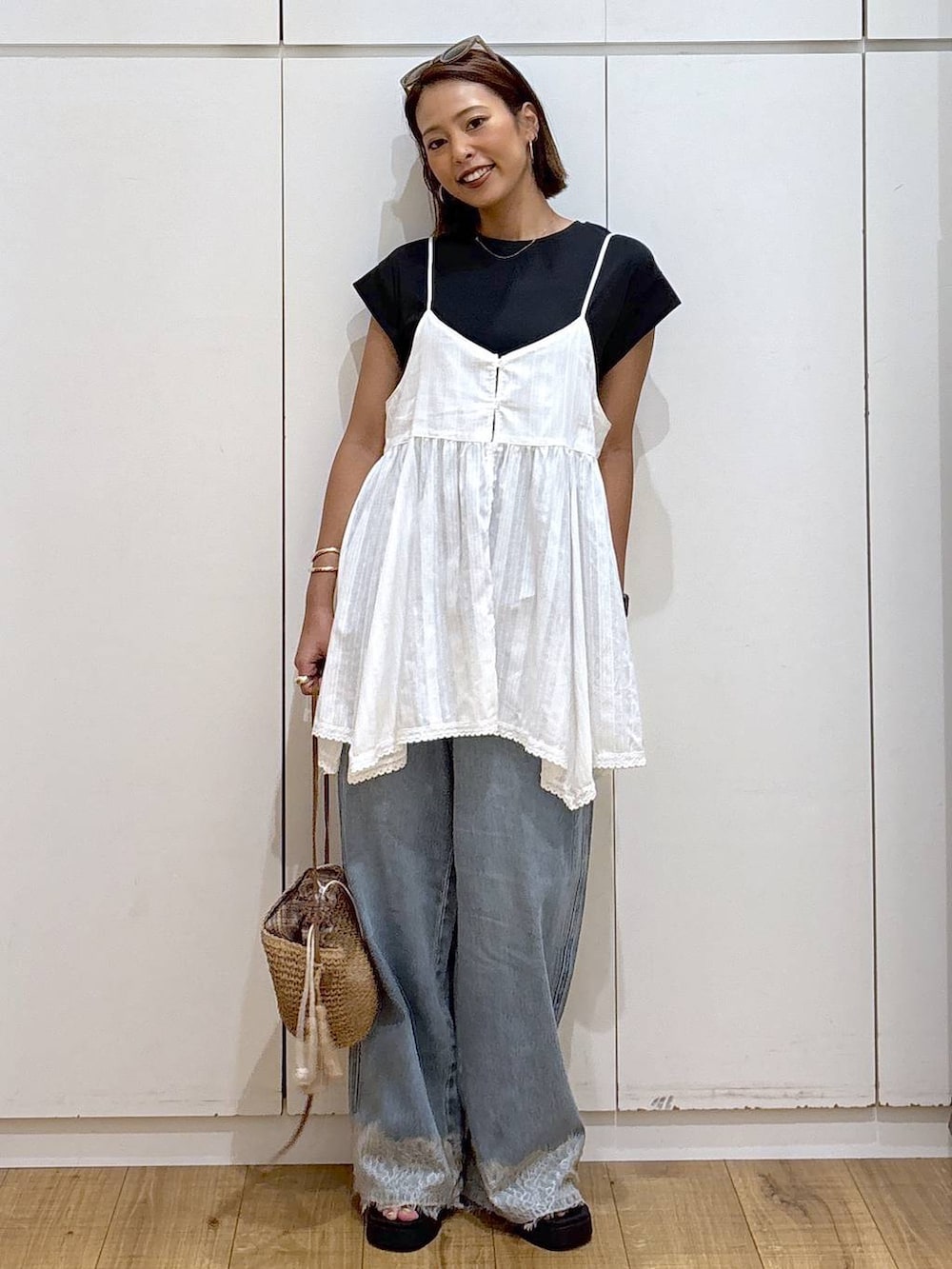 ホワイト系のシャツ/ブラウス、ブラック系のTシャツ/カットソー、ベージュ系のショルダーバッグを着用したレディースの夏コーディネートの3枚目の写真