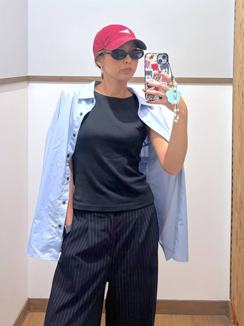 ブラック系のローファー、ブルー系のその他パンツ、ブルー系のシャツ/ブラウスを着用したレディースの秋コーディネートの3枚目の写真