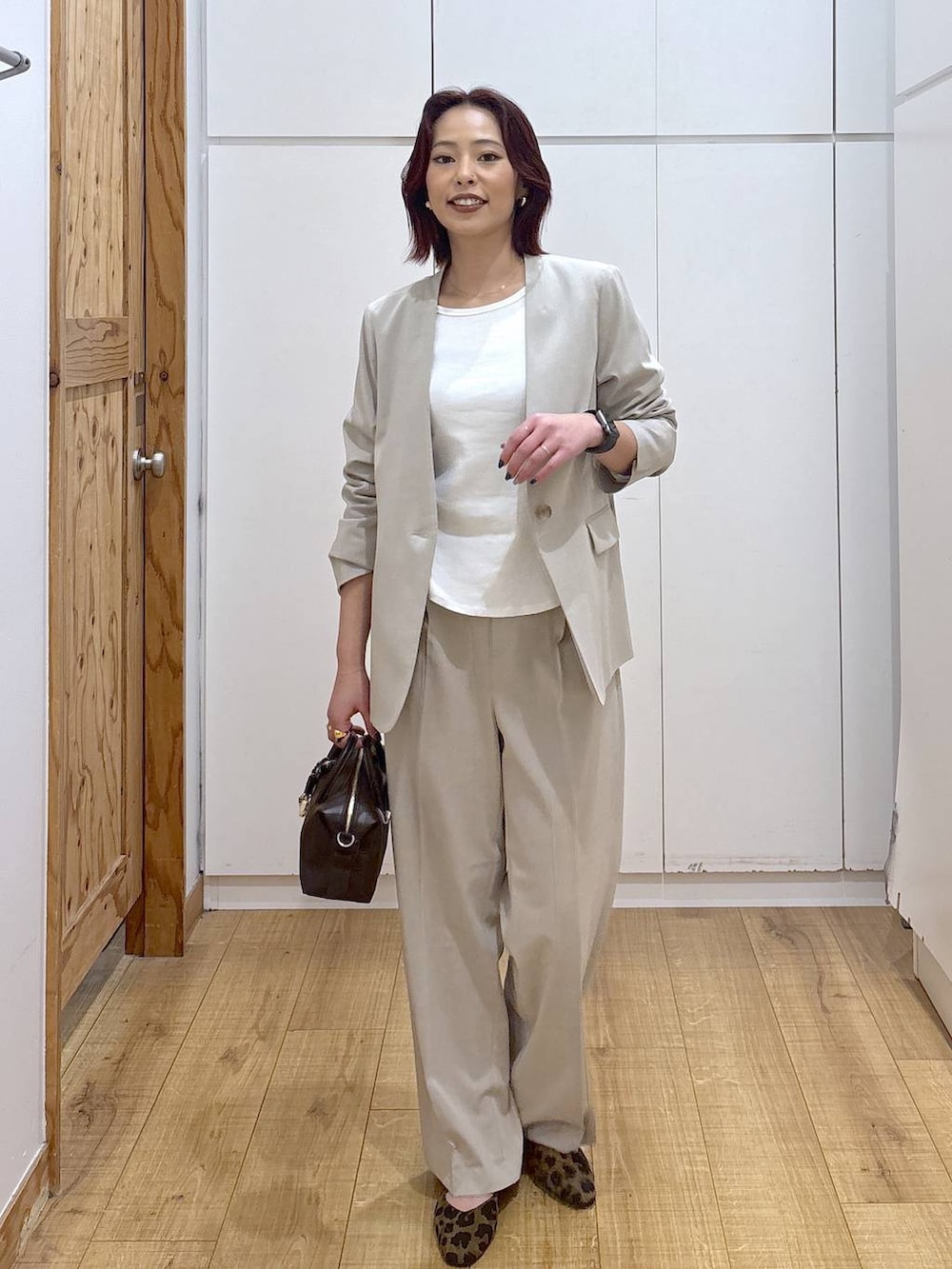 その他のパンプス、ベージュ系のスラックス、ベージュ系のノーカラージャケットを着用したレディースの春コーディネートの6枚目の写真