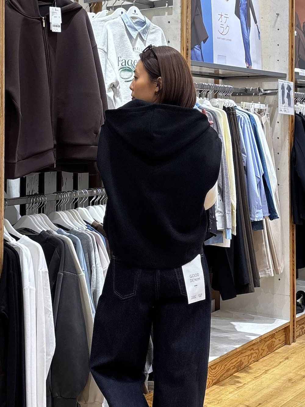 ブルー系のデニムパンツ、ブラック系のベストを着用したレディースの冬コーディネートの8枚目の写真